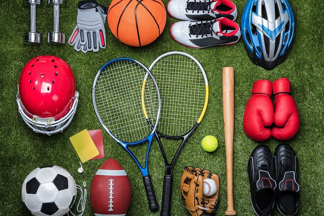 Diverses Sportequipment auf Gras