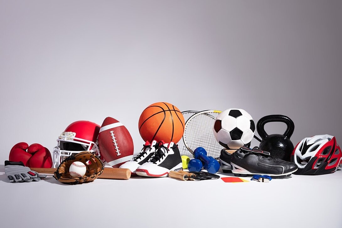 Diverses Sportequipment vor grauem Hintergrund
